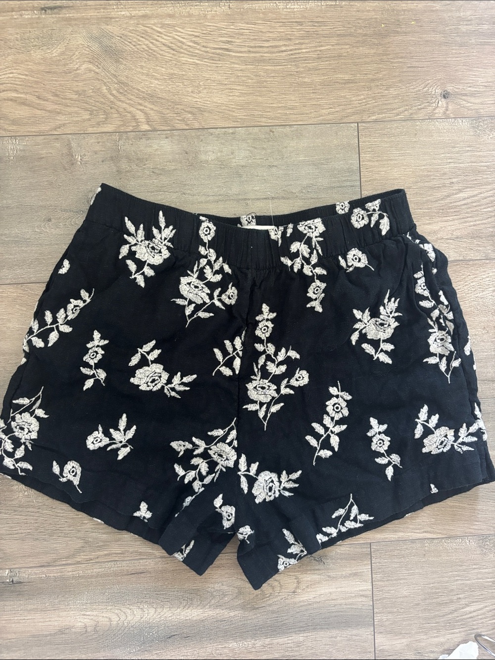 Abercrombie & Fitch Black High-Waist Floral Embroidered Shorts